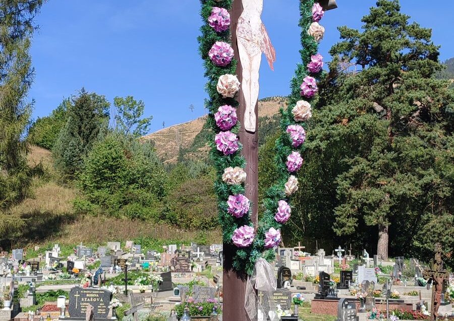 Kríž na cintoríne stredná časť, Liptovská Lúžna