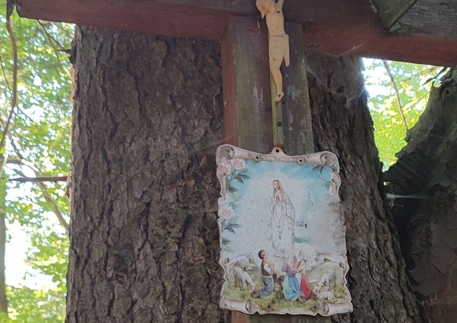 Kríž nad Červenou skalou, Černová