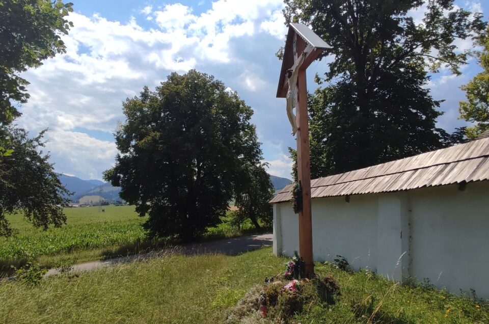 Kríž pri Kostole Všetkých svätých v Ludrovej – Kúte