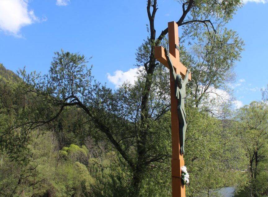 Kríž pri ceste, Hubová