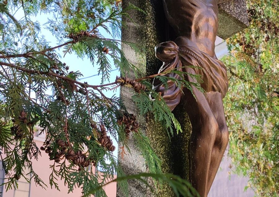 Kríž pri kostole, Lisková