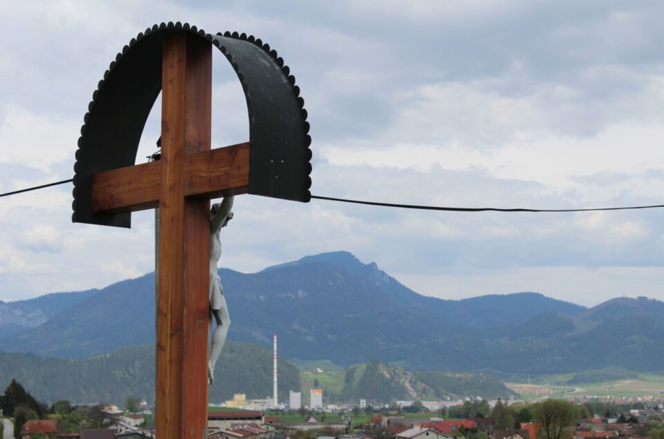 Kríž pri kostole, Ludrová