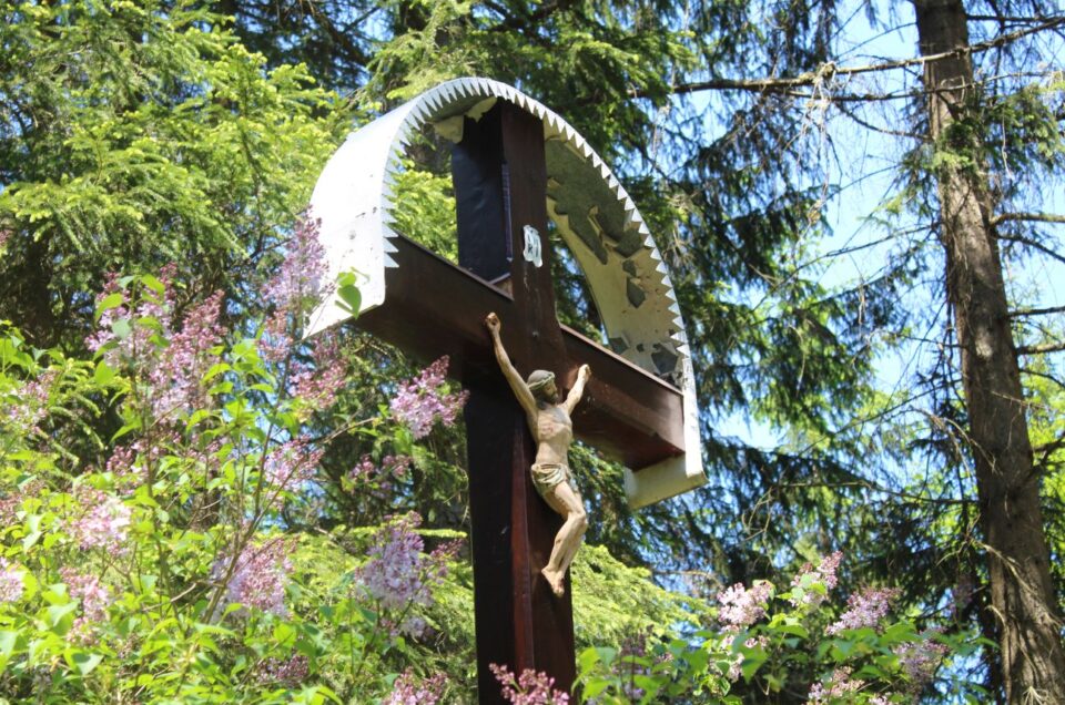 Kríž v doline, Kalameny