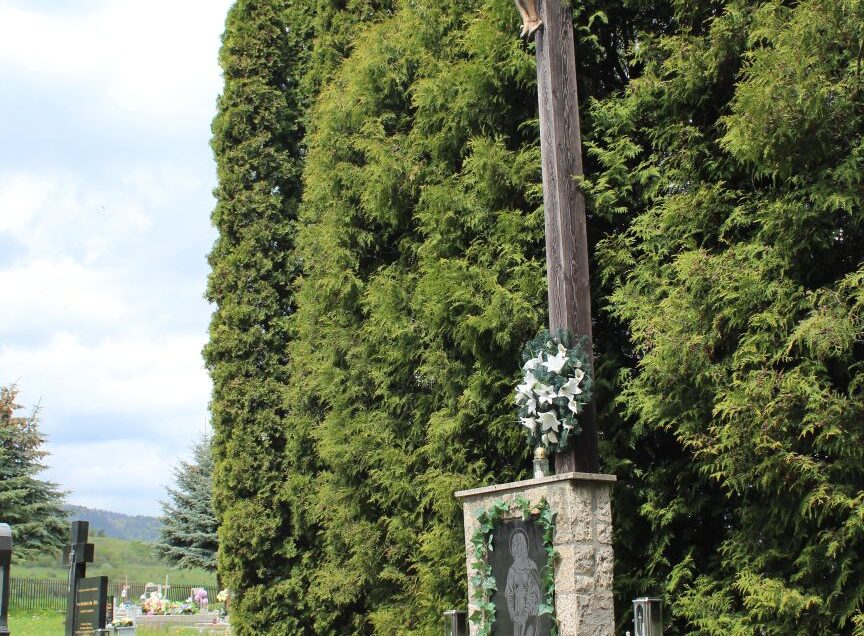 Kríž na cintoríne, Ludrová