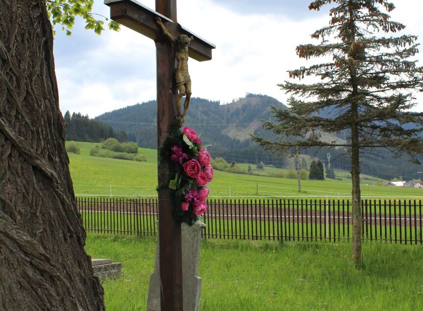 Kríž na zemianskom cintoríne, Ludrová