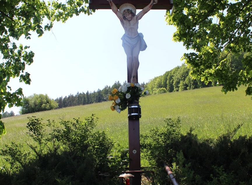 Kríž pred Kalamenmi, Lúčky