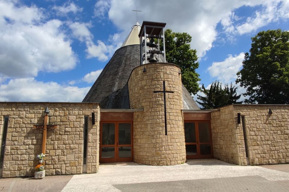 Misijný kríž pri kostole, Bešeňová