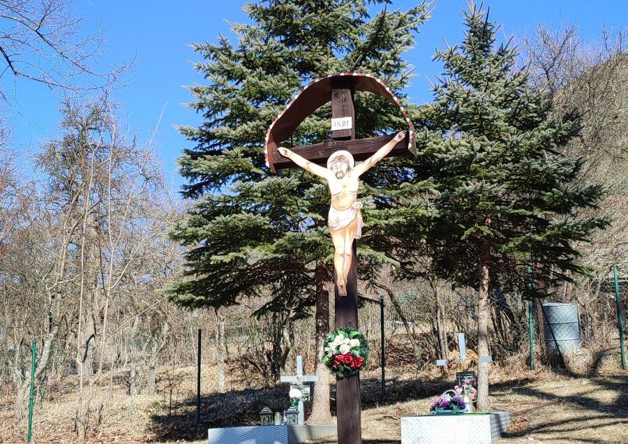 Kríž na cintoríne, Vlkolínec