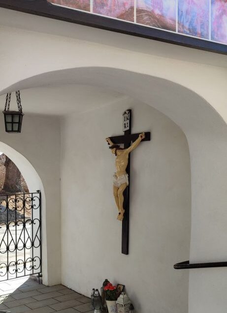 Kríž v opevnení kostola, Liptovské Sliače – Stredný