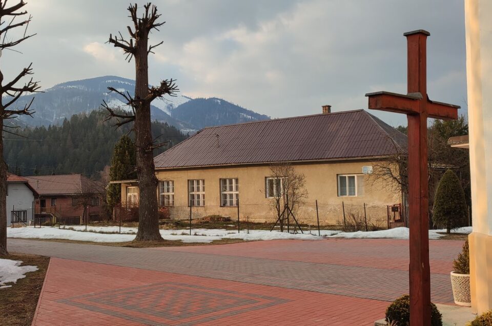 Misijný kríž pri kostole, Liptovská Osada