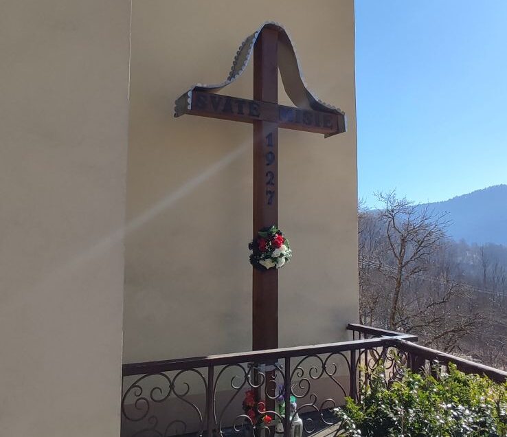 Misijný kríž pri kostole, Vlkolínec